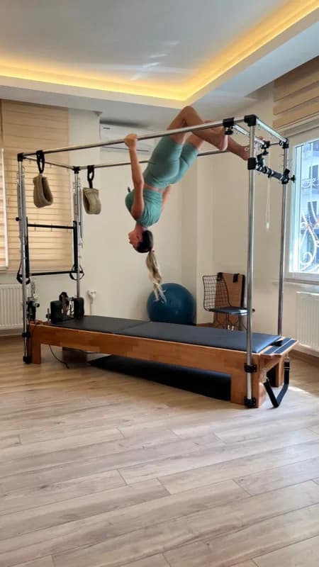 Profesyonel pilates stüdyosunda reformer egzersizi yapan danışan, Pilates Evi Göztepe