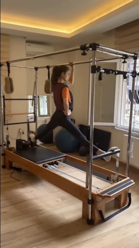 Reformer üzerinde esneme ve germe çalışması, aletli pilates dersi